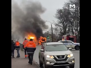 Ни дня без ЧП с лазурными автобусами: очередной сгорел в Кронштадте  Сегодня в обеденный перерыв петербуржцы..