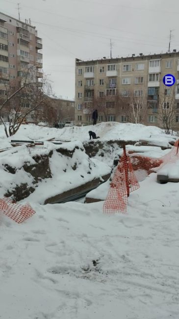 На краю пропасти  Жители Новосибирска бьют тревогу: детвора катается на плюшках рядом с опасной траншеей,..