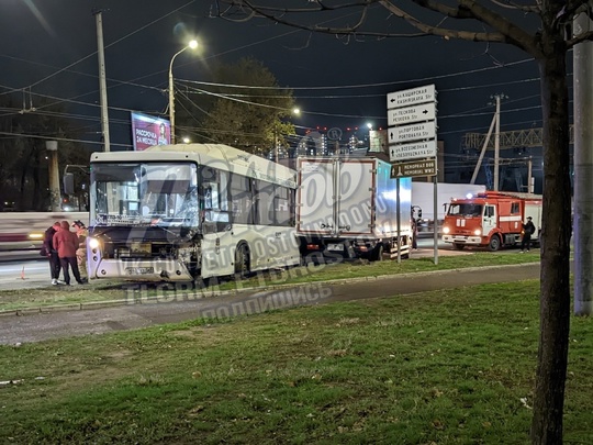 ⚠️ Автобус смял несколько легковушек, грузовик и вылетел на газон возле ГПЗ-10. Серьезно никто не пострадал,..