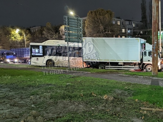 ⚠️ Автобус смял несколько легковушек, грузовик и вылетел на газон возле ГПЗ-10. Серьезно никто не пострадал,..