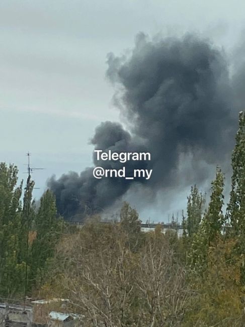 ❗️В Таганроге горит цех по производству детских площадок, сообщили в МЧС.  Площадь пожара тысяча..