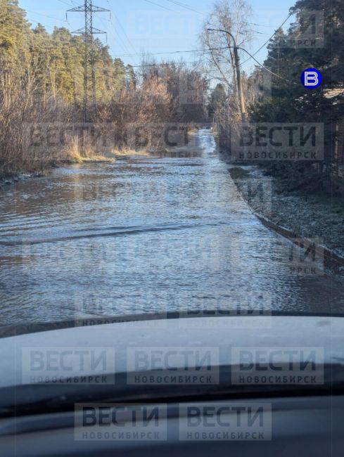 ⚡️Дорога закипела  Потоки горячей воды хлынули на дорогу-дублёр Бердского шоссе. Местные жители прислали в..