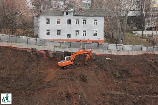 🏗🌳🚜 
Что происходит в Почаинском овраге? 
Экскаваторы бодро ездят по склонам. Везде цемент, трубы и..