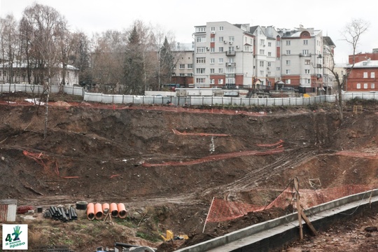 🏗🌳🚜 
Что происходит в Почаинском овраге? 
Экскаваторы бодро ездят по склонам. Везде цемент, трубы и..