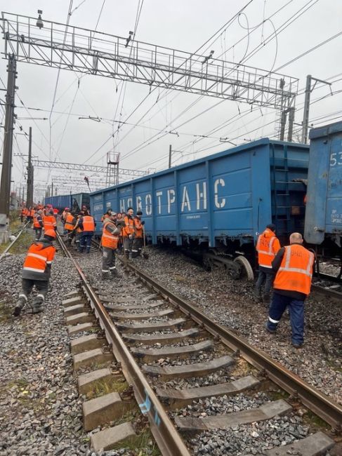 ⚡️Грузовые вагоны сошли с рельсов в Ленобласти  ЧП произошло сегодня на жд/путях станции..