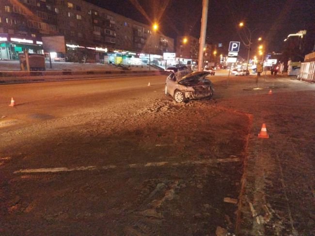 Camry въехала в столб на Красном проспекте в Новосибирске  Авария произошла накануне вечером. В результате ДТП..