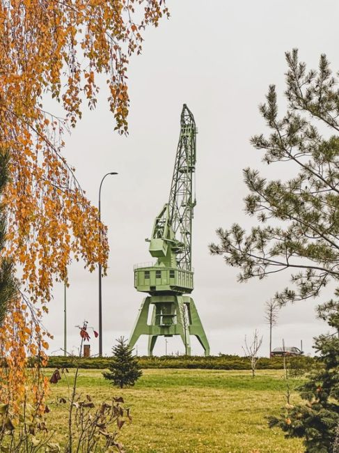 🏗На стрелке Портовый кран и его величие 
А ещё там появилась скамеечка 🪑 
И вообще всё выглядит классно 💜..