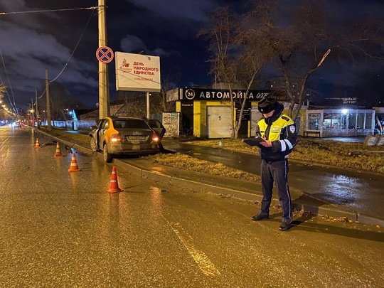 В Екатеринбурге водитель каршеринга на Volkswagen Polo не справился с управлением и врезался в фонарный столб  В..