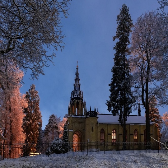 Фотографы запечатлели первый снег в Шуваловском..