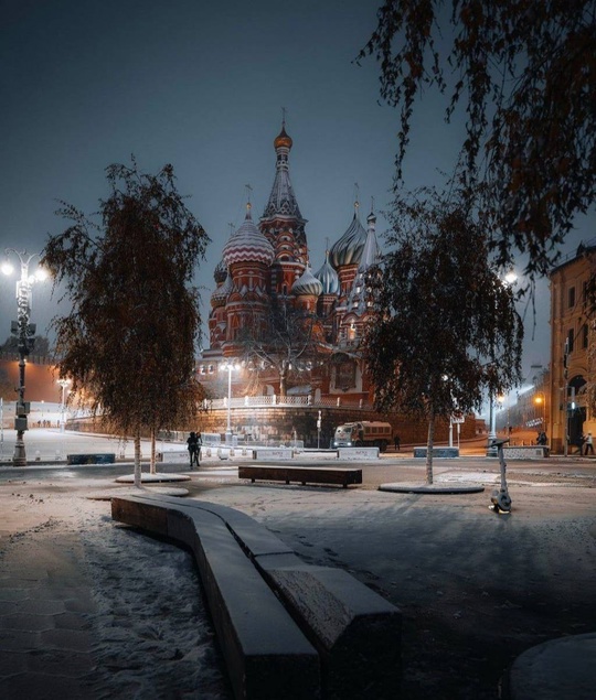 Красную плошадь укрыло снежное..