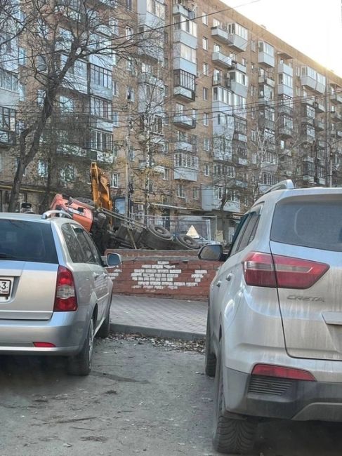 В Самаре грузовик провалился в коммунальную яму на проспекте Ленина. 
Это произошло в том самом месте, где в..