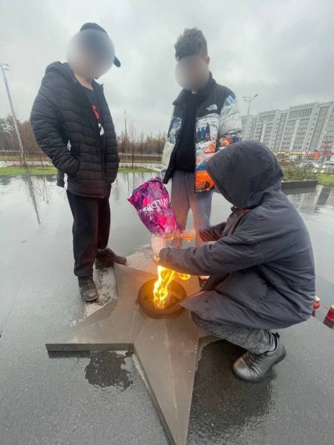 В Казани подростки потушили Вечный огонь: сначала они шутили у памятника, махали пакетом и грели руки, а..