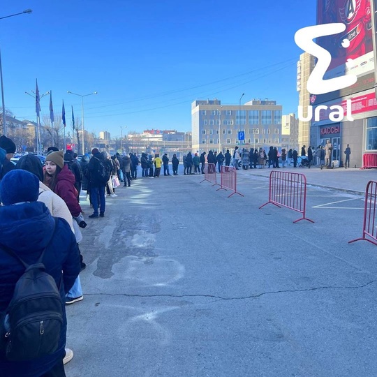 Болельщики «Автомобилиста» встали в длинную очередь возле «Уральца» за билетами на матчи  Свердловчане..