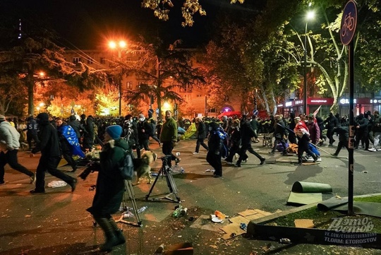 🔥⚠️ Массовые ночные беспорядки в Грузии. Протестующие не согласны с результатами выборов и считают, что в..