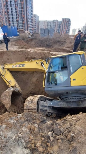 😢 Трагедия в Левенцовке. Под экскаватором просел грунт, машина рухнула в котлован и убила рабочего. 📍..