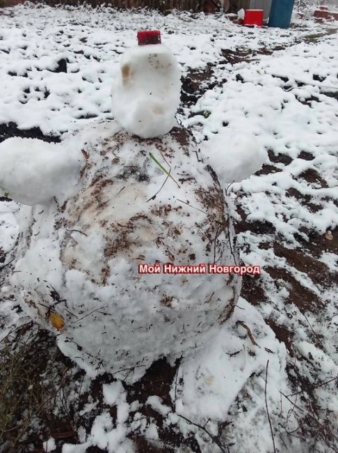 В нижегородских дворах появились первые снеговики - грязевики! Такие милые..