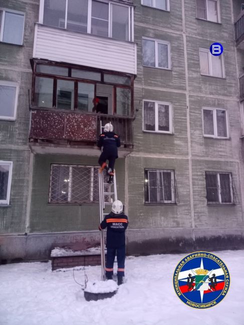 В плену балкона  Новосибирские спасатели пришли на помощь 91-летней женщине, которая оказалась заперта на..