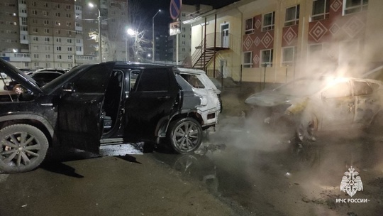 😡Ночной пироман в Уфу поджог два авто  Мужчина с канистрой в руках пришёл во двор дома на улице Мушникова,..