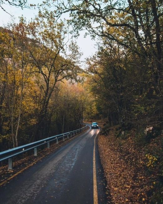 Подборка осенних дорог Кавказа и Крыма 
Все фото: kukartaman  1. Гоначхирское ущелье, Домбай
2. Дорога в Гузерипль,..