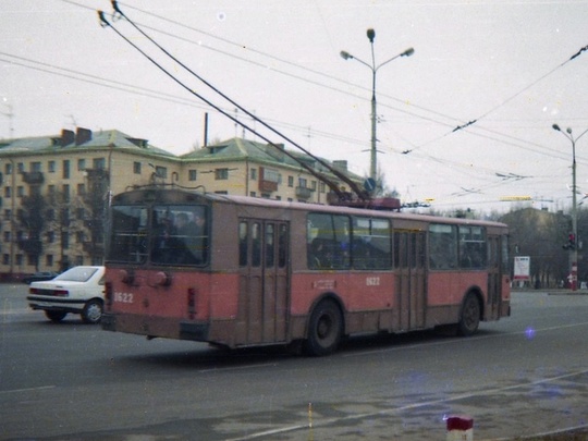 Троллейбус на проспекте Гагарина в районе остановки "Дворец Спорта". 1997..