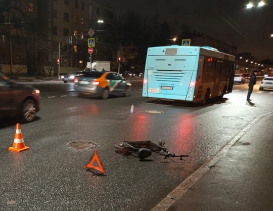 Пенсионер на электросамокате угодил под лазурный автобус  Очередное ДТП с самокатчиком-нарушителем..