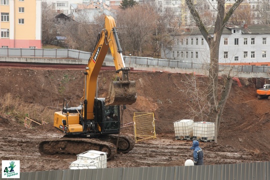 🏗🌳🚜 
Что происходит в Почаинском овраге? 
Экскаваторы бодро ездят по склонам. Везде цемент, трубы и..