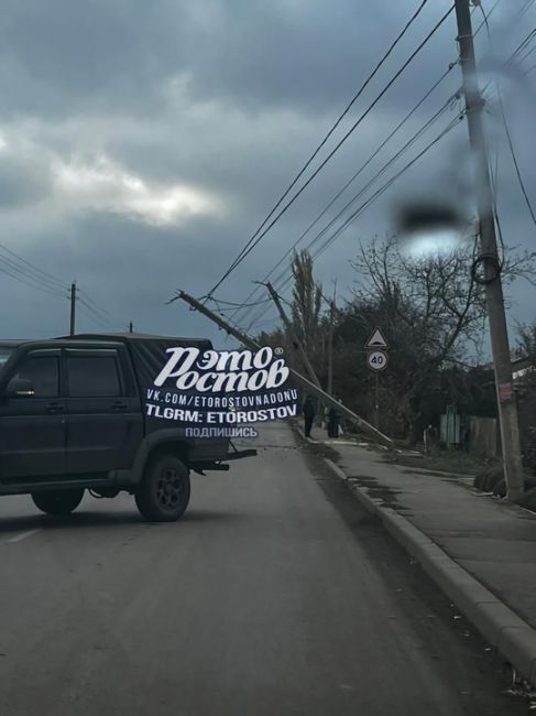 ⚠️22 дерева уже упало в Ростове!  По 6 в Первомайском и Октябрьском районах, в Ворошиловском и..