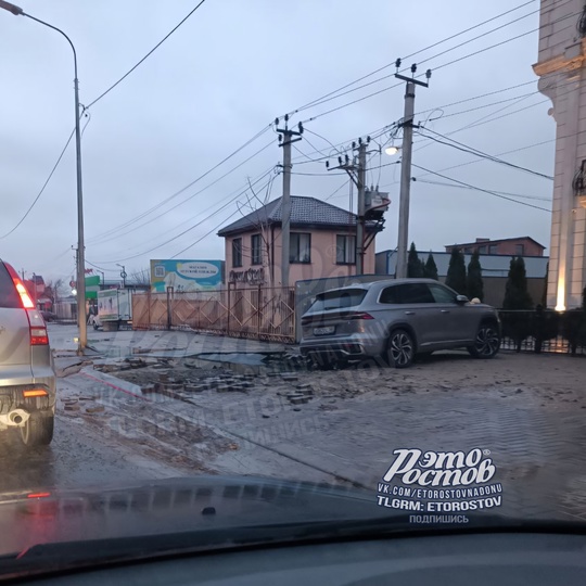 ⛲️ Ночью затопило Каскадную - провалилась земля и сильно прорвало трубу. Сейчас прорыв устранили, а дорога..