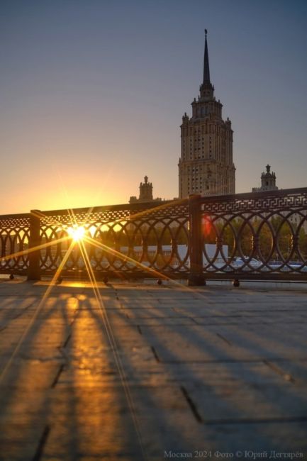 Рассвет на Краснопресненской набережной.  Фото: Юрий..