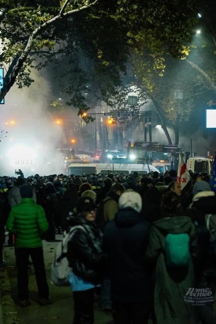 🔥⚠️ Массовые ночные беспорядки в Грузии. Протестующие не согласны с результатами выборов и считают, что в..