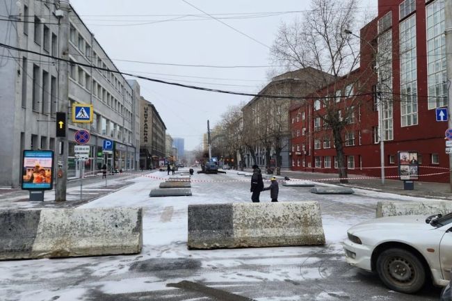 В Новосибирске перекрыли часть улицы Ленина  Сейчас на ней начали монтаж новогодней иллюминации.  Со стороны..