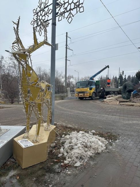 Новогодние украшения на Ново-Садовой..