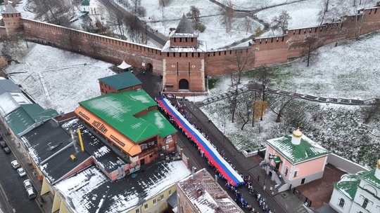 🇷🇺Нижегородцы развернули 100-метровый триколор на Ивановском съезде в честь Дня Народного Единства.  кто..