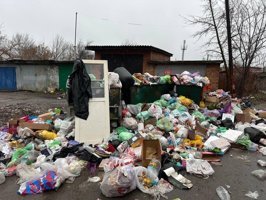 Мусорный пейзаж из Шахт.  Местные жители жалуются, что мусор не вывозят..