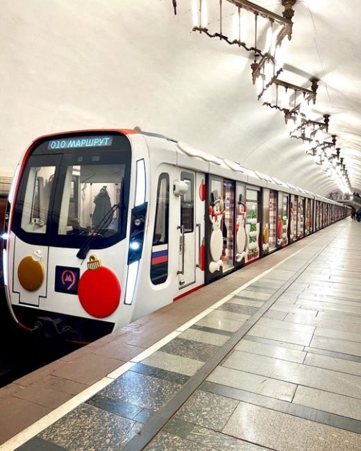 Новогодний "Зимний" поезд на Кольцевой линии 🚇 
Фото:..