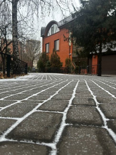 ❄ На этот раз зима в Ростове наступила вовремя. Уже утром 2 января снег, наконец, покрыл землю в городе.  Фото:..