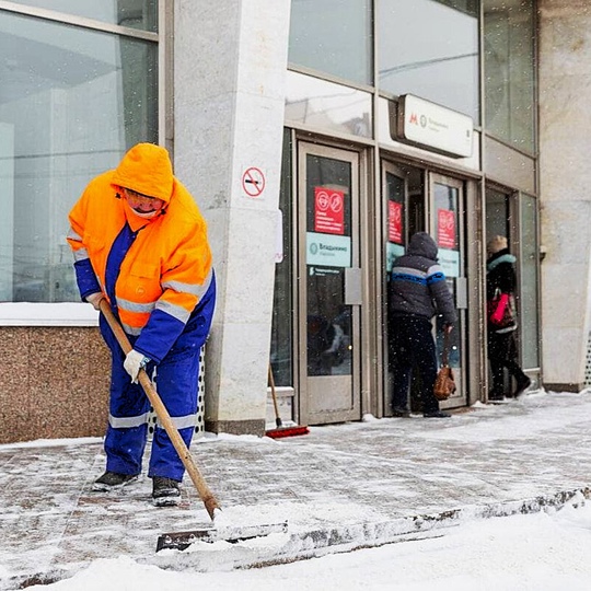 Начавшийся в Москве снегопад продлится до утра воскресенья и принесет в столицу до 9 см снега. МЧС просит..