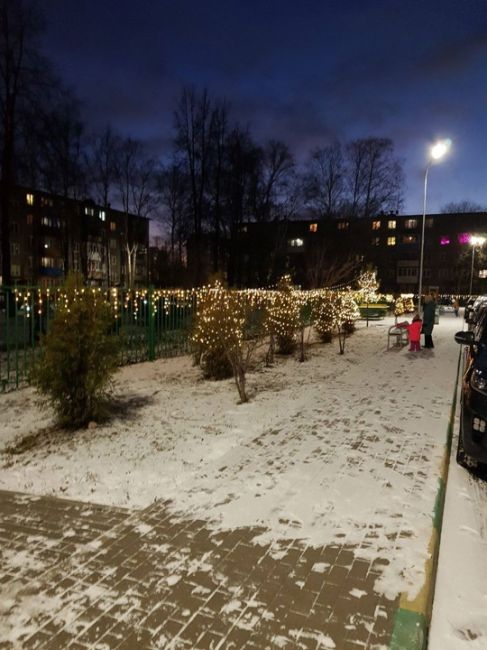 вот такая красота на Южном шоссе💙 
Жители самого красивого двора в городе снова украсили свой двор к Новому..