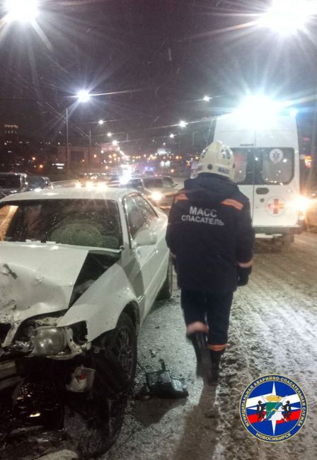 30 декабря спасатели МАСС выезжали на массовое ДТП, которое произошло на Октябрьском мосту. В ДТП повреждения..