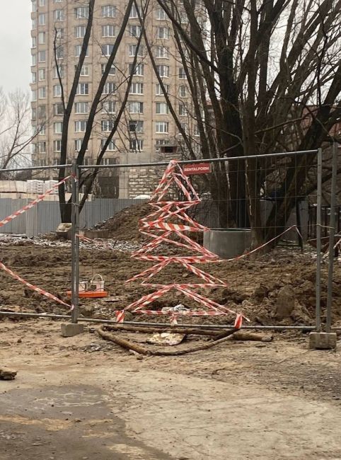 Петербуржцы заметили новогоднее настроение на стройплощадке на Авангардной улице в Красносельском..