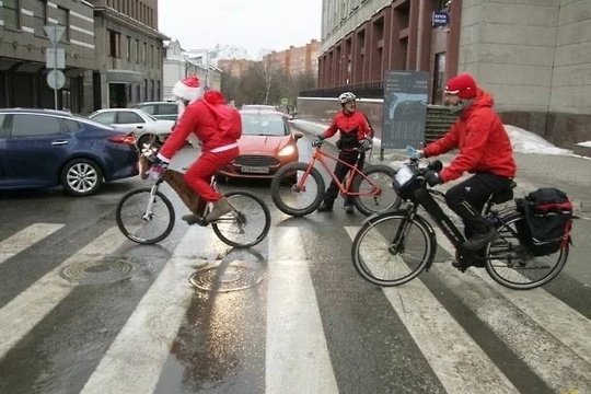 🗣️ В Нижнем прошел велопробег Дедов Морозов и Снегурочек.  Участники проехали по центру города, раздавая..