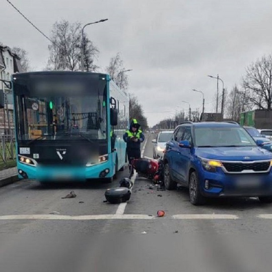 На Санкт-Петербургском шоссе водитель байка пытался избежать столкновения с остановившимся на светофоре..