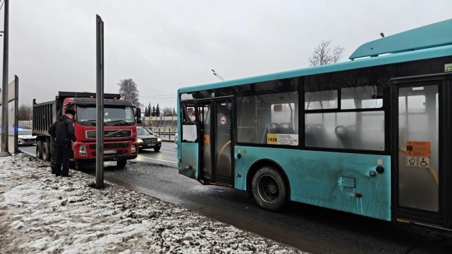 Грузовик догнал лазурный автобус в Красном Селе  Очередное ДТП с общественным транспортом произошло..