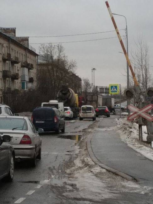 Петербуржцы второй день проводят в диких пробках  Сегодня после полудня заторы на дорогах достигли 9 баллов..