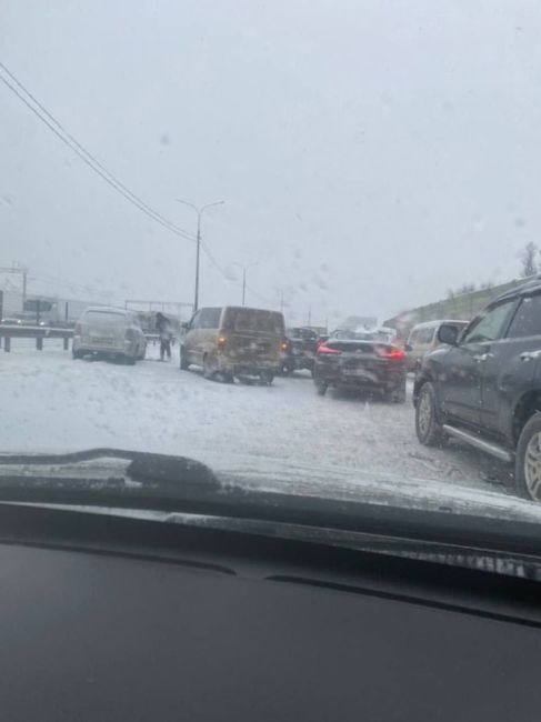 На трассе М4 в Домодедово в сторону Москвы произошла массовая авария.  Столкнулись 20 машин, фур и автобусов.
..