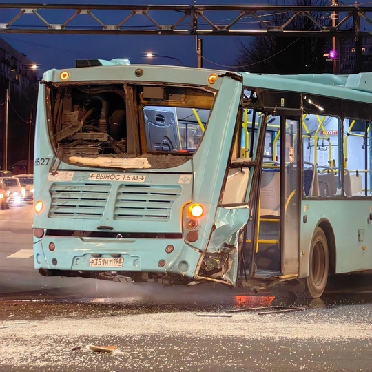 В Колпино KIA на полном ходу протаранила лазурный автобус  Накануне вечером, около 18:00, на перекрёстке улицы..