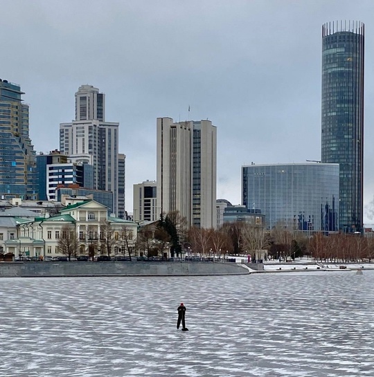 Екатеринбуржцы продолжают выходить на неокрепший..