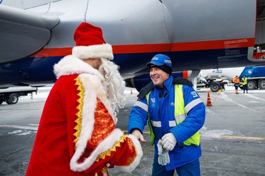 🎅Сегодня в екатеринбургском аэропорту Кольцово воздушные суда обслуживает Дед..