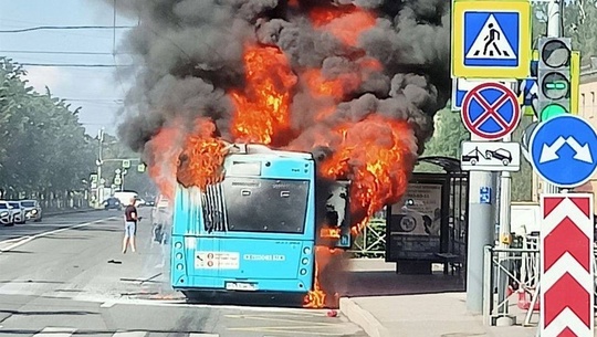 Лазурный автобус буквально начал разваливаться на ходу, потеряв колёса спереди и сзади. Инцидент произошёл..