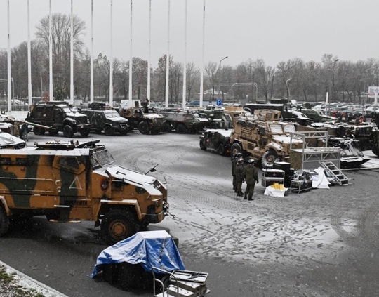 Военная техника НАТО простоит в Петербурге до марта  Ленинградский военный округ и Смольный продлили..